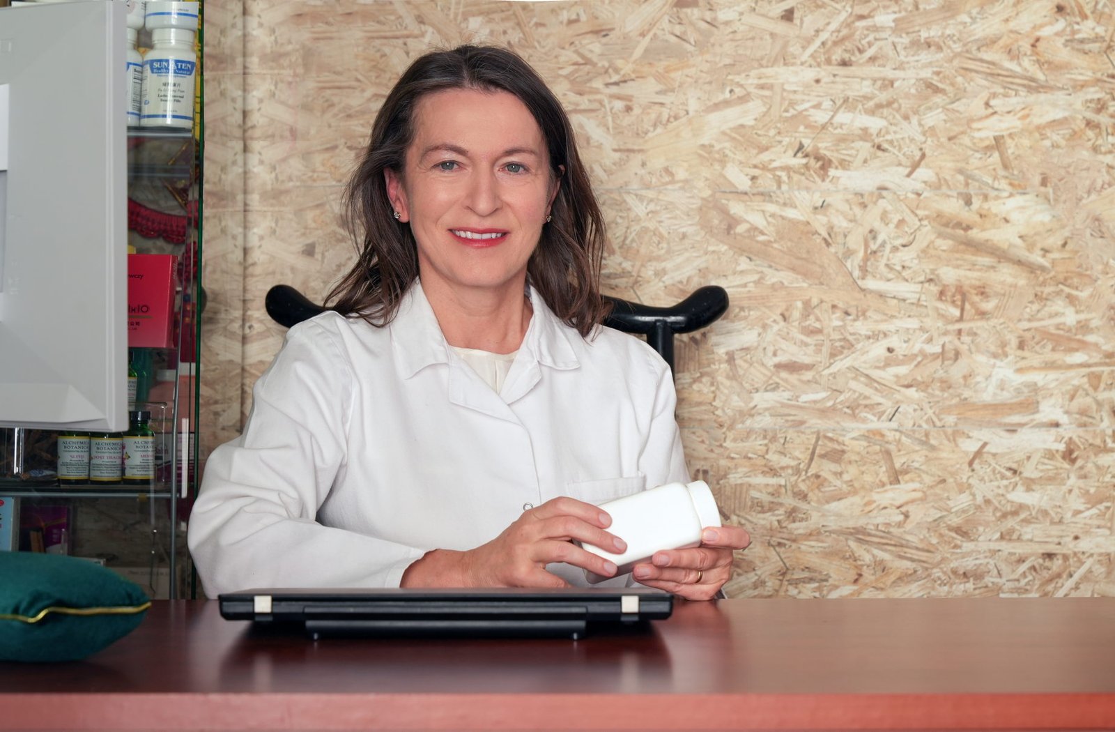 Jolanta Press przy biurku z laptopem – konsultacja online